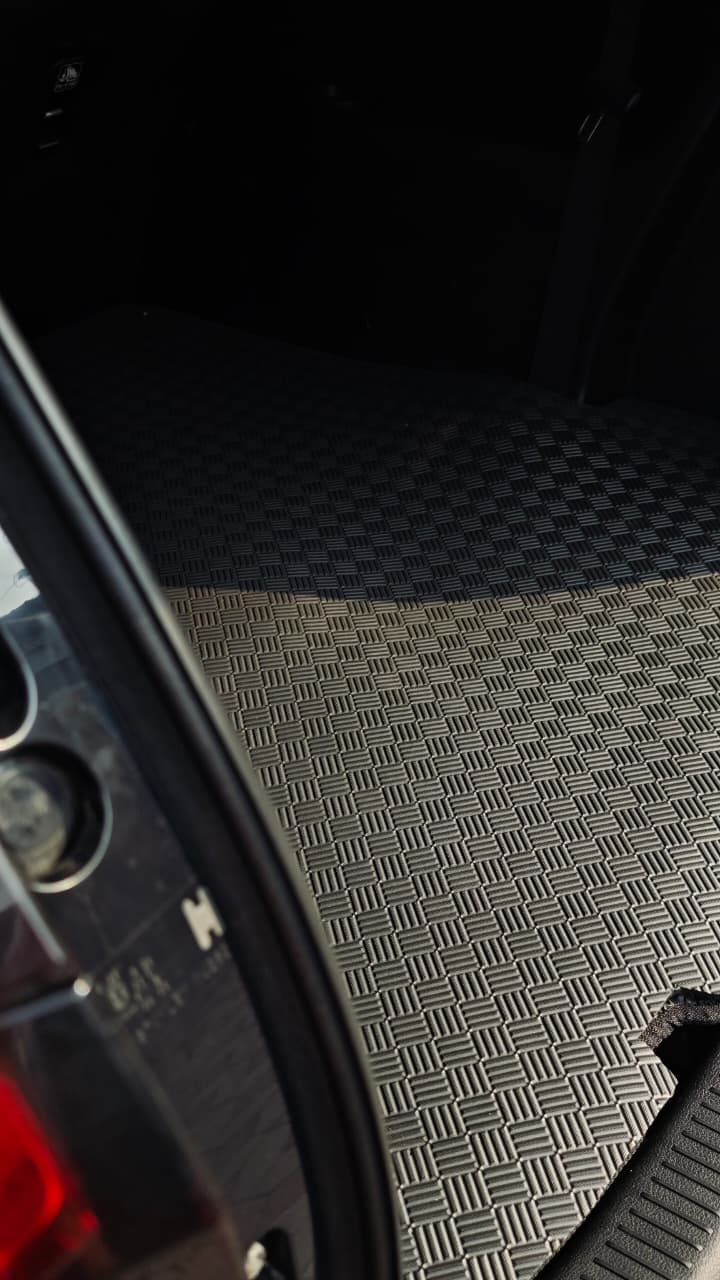 Karpet EVA pada area bagasi mobil